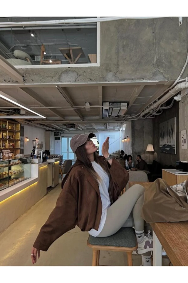 Kadın Oversize Süet Görünümlü Fermuarlı Kahve Ceket – Sonbahar Kış Kombinleri İçin Trend Parça