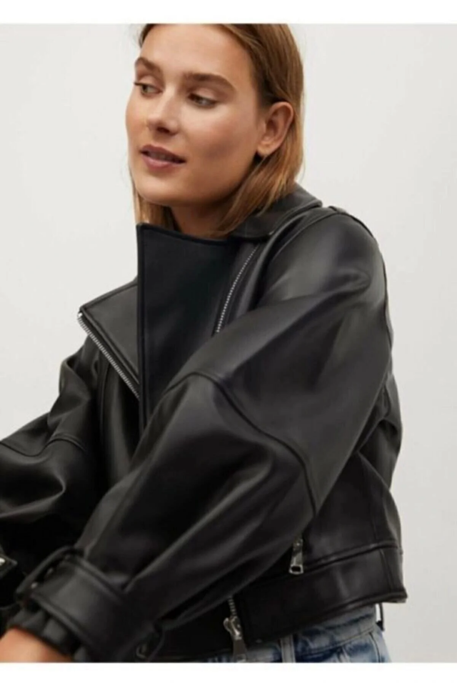 Klasik Siyah Deri Görünümlü Kısa Ceket – Modern ve Zamansız Tarz
