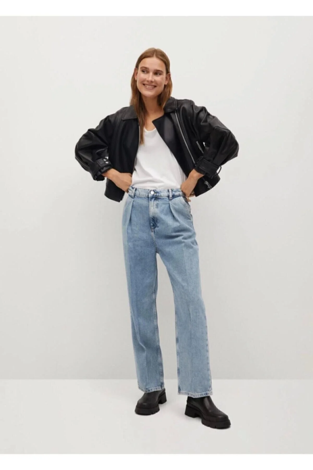 Klasik Siyah Deri Görünümlü Kısa Ceket – Modern ve Zamansız Tarz