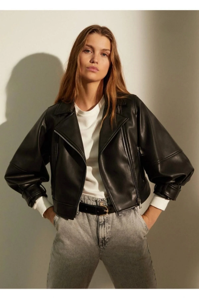 Klasik Siyah Deri Görünümlü Kısa Ceket – Modern ve Zamansız Tarz
