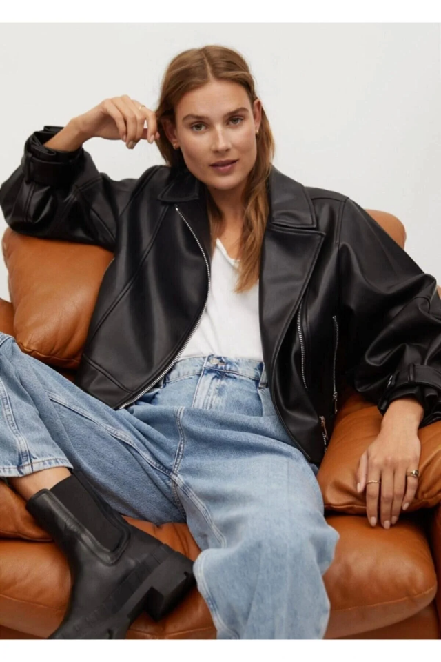 Klasik Siyah Deri Görünümlü Kısa Ceket – Modern ve Zamansız Tarz